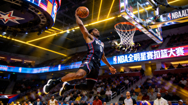 NBA全明星赛扣篮大赛 - 球员飞跃扣篮瞬间